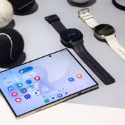 умные часы Samsung Galaxy Watch и Samsung Galaxy Z Fold 8 на столе