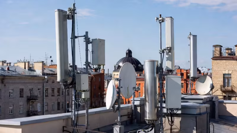 Антенны МТС LTE на крыше здания Аптекарского острова