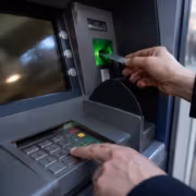 МВД перечислило признаки взлома банкомата 6 человек вставляет карту в банкомат МВД