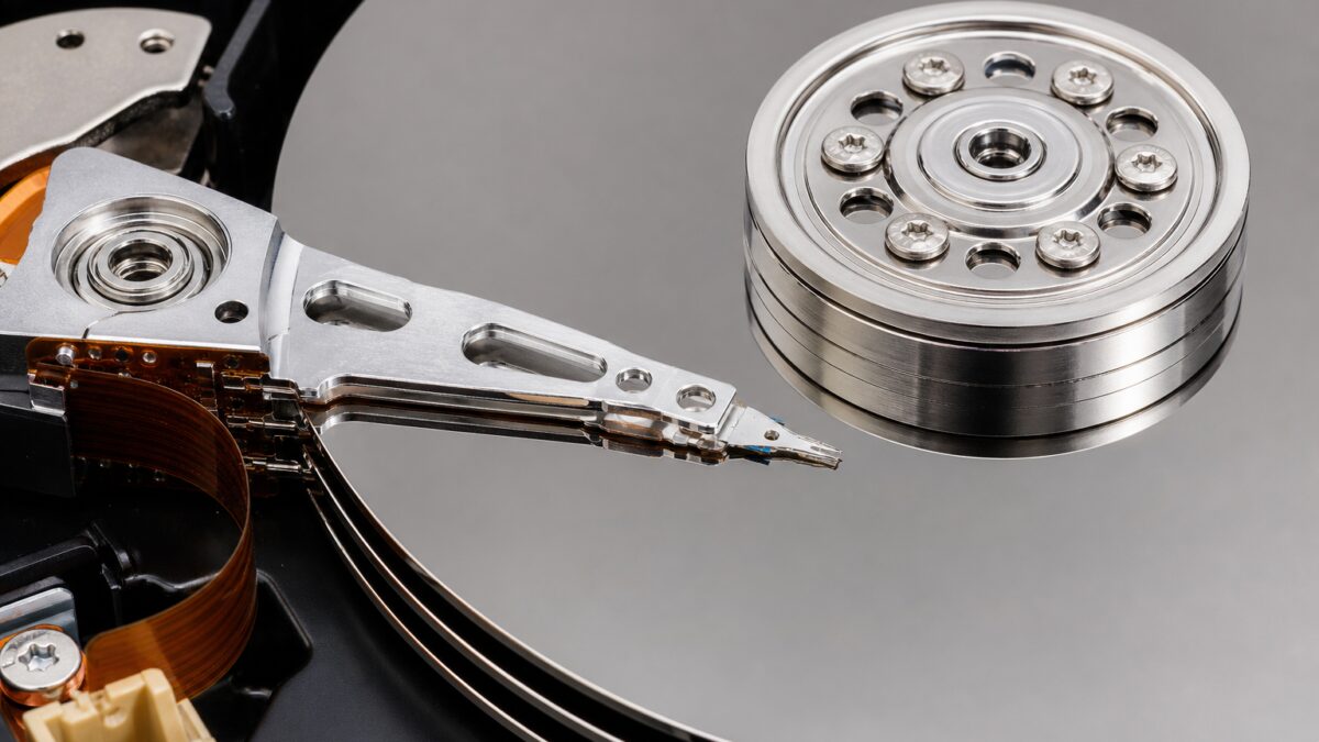 На фоне бума ИИ взлетел спрос на жесткие диски, а HDD снова тянут в 100 ТБ 1 На фоне бума ИИ взлетел спрос на жесткие диски, а HDD снова тянут в 100 ТБ