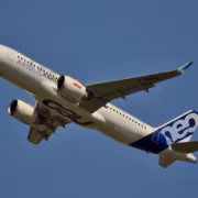 На запчастях для Ту-214, Boeing и Airbus пропали 12 млрд рублей 8 самолет Airbus A320 в небе самолет Airbus Airbus A320