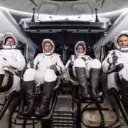 NASA отправит на МКС первую дважды летавшую на Crew Dragon астронавтку 5 Астронавты в скафандрах внутри космического корабля Crew Dragon