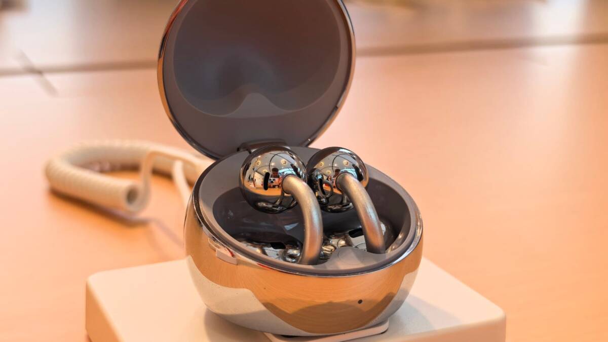 Чёрные беспроводные наушники Huawei FreeClip 2 S в чехле