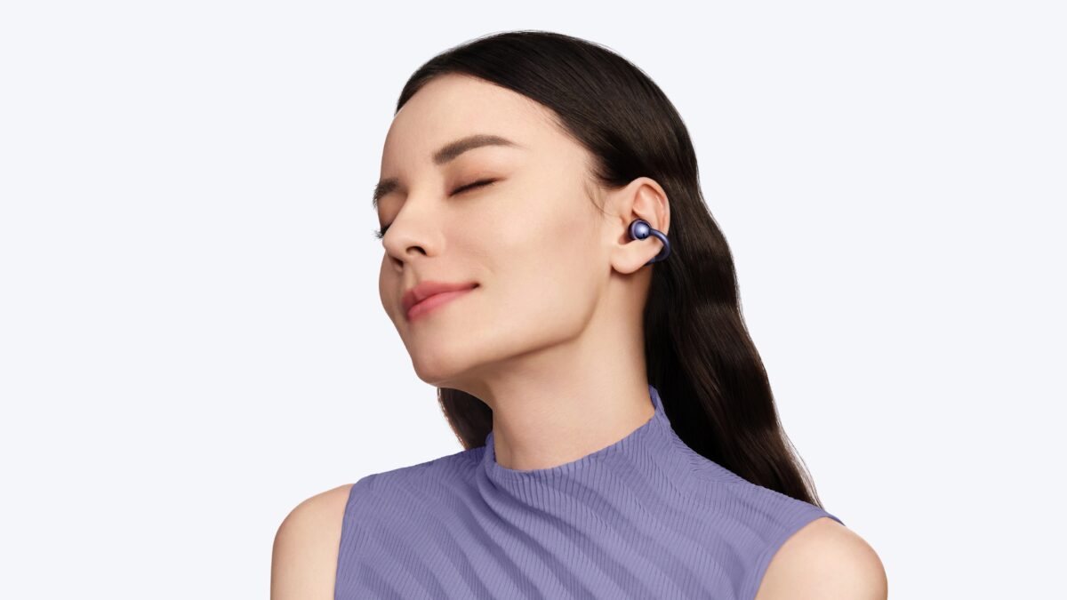 женщина в наушниках Huawei FreeClip 2 S