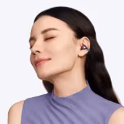 женщина в наушниках Huawei FreeClip 2 S