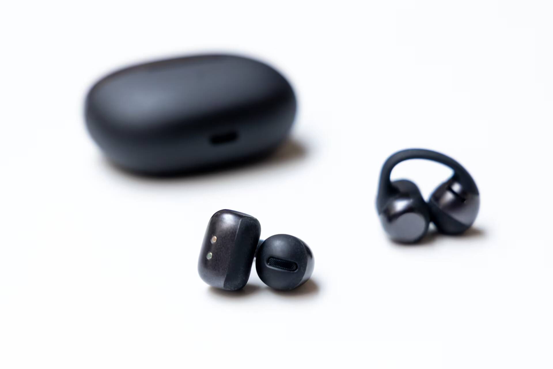 Беспроводные наушники Shokz OpenDots 2 и зарядный кейс