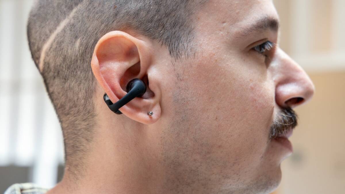 Человек в наушниках Shokz OpenDots 2 близко