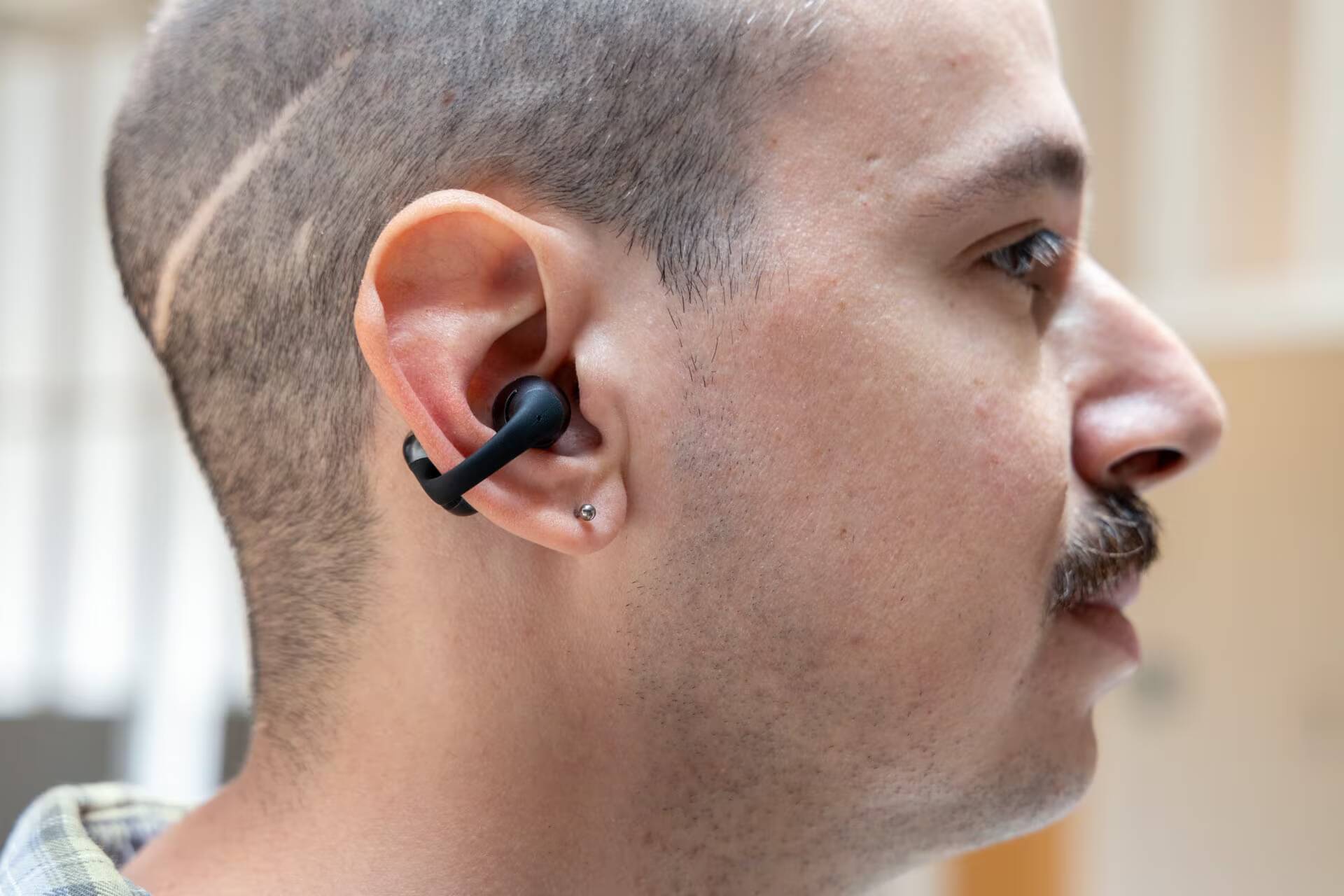 Человек в наушниках Shokz OpenDots 2 близко