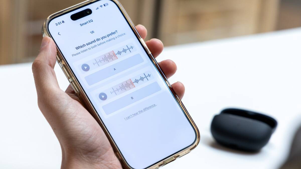 Человек держит iPhone с приложением Smart EQ