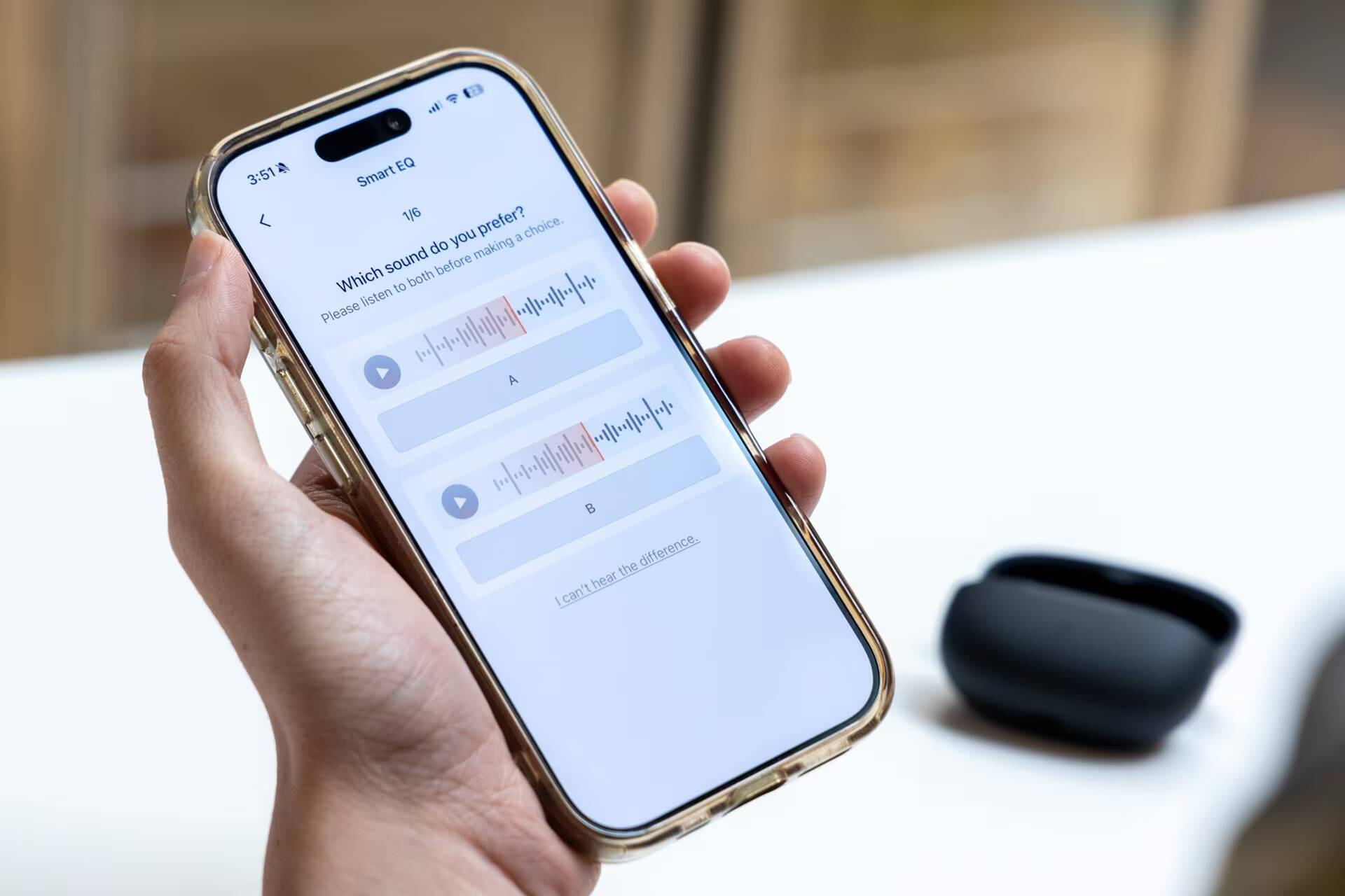 Человек держит iPhone с приложением Smart EQ