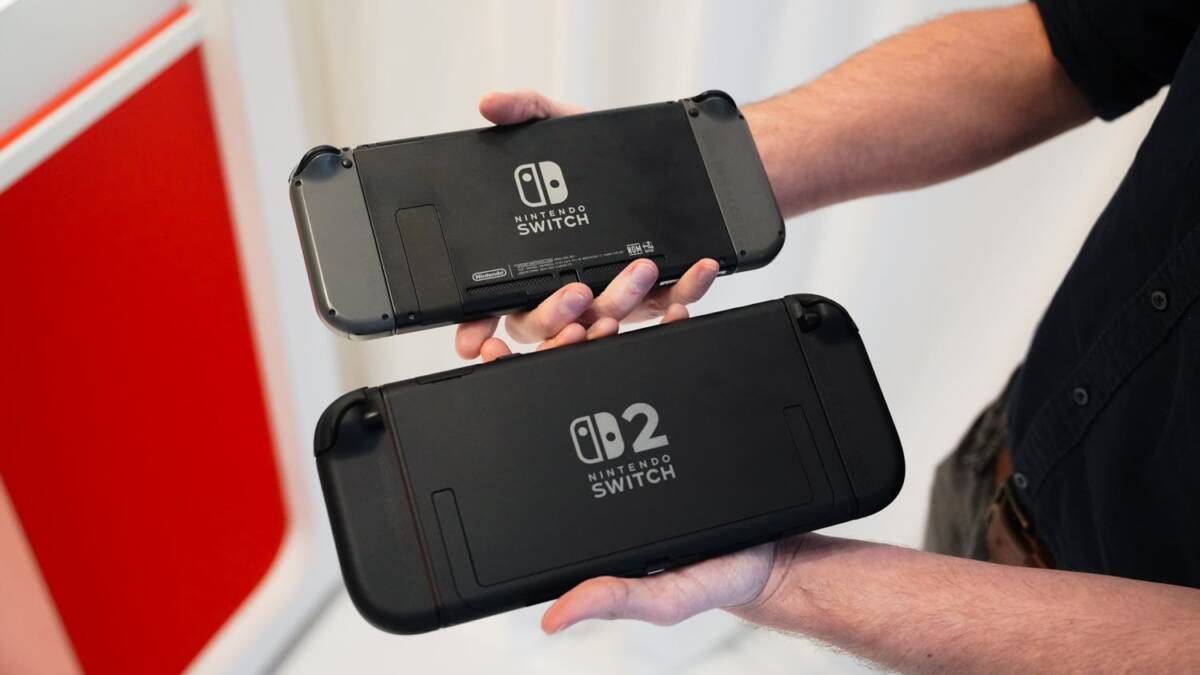 Две консоли Nintendo Switch одна сзади другая спереди