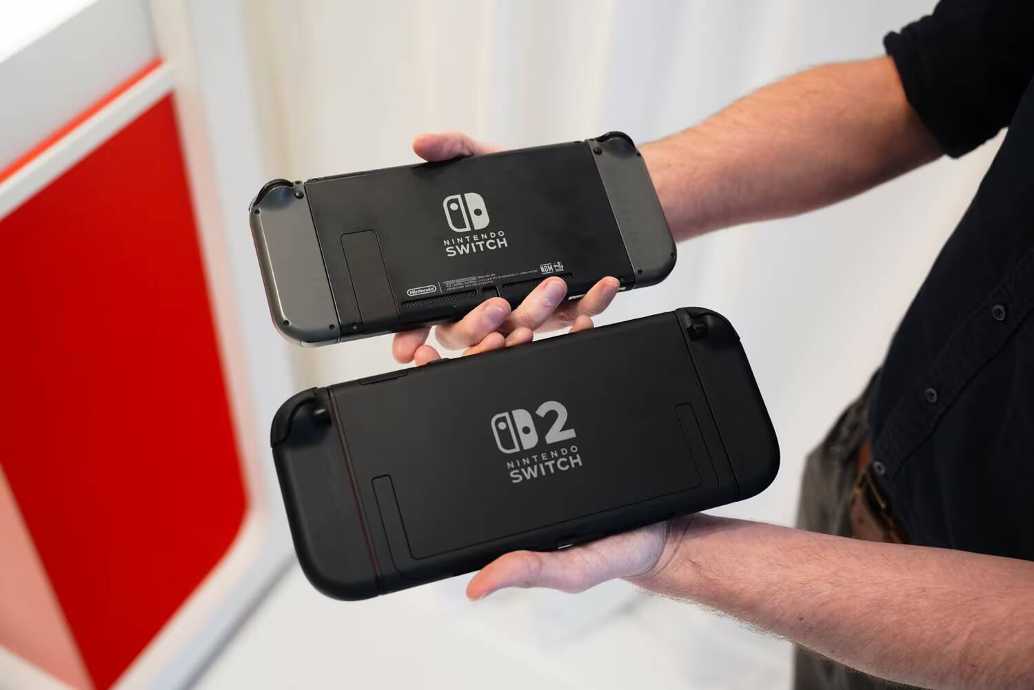 Nintendo снимет консоль Switch с продажи в Европе в 2027 году из-за правил ЕС 1 Две консоли Nintendo Switch одна сзади другая спереди