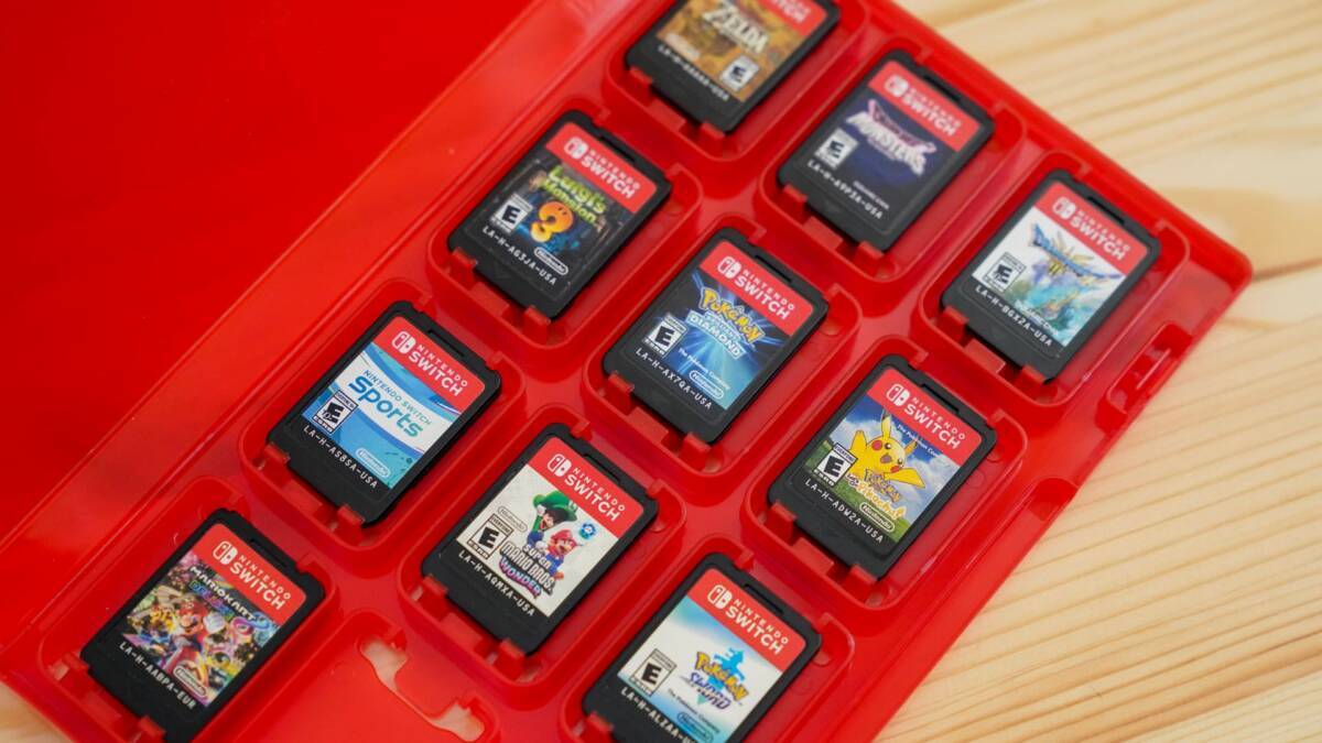 Джойстики и игры для Nintendo Switch в красном футляре