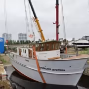 Модель лодки «Профессор Зенкевич» в доке