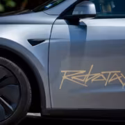 Боковая часть Tesla Model S Plaid Robotaxi