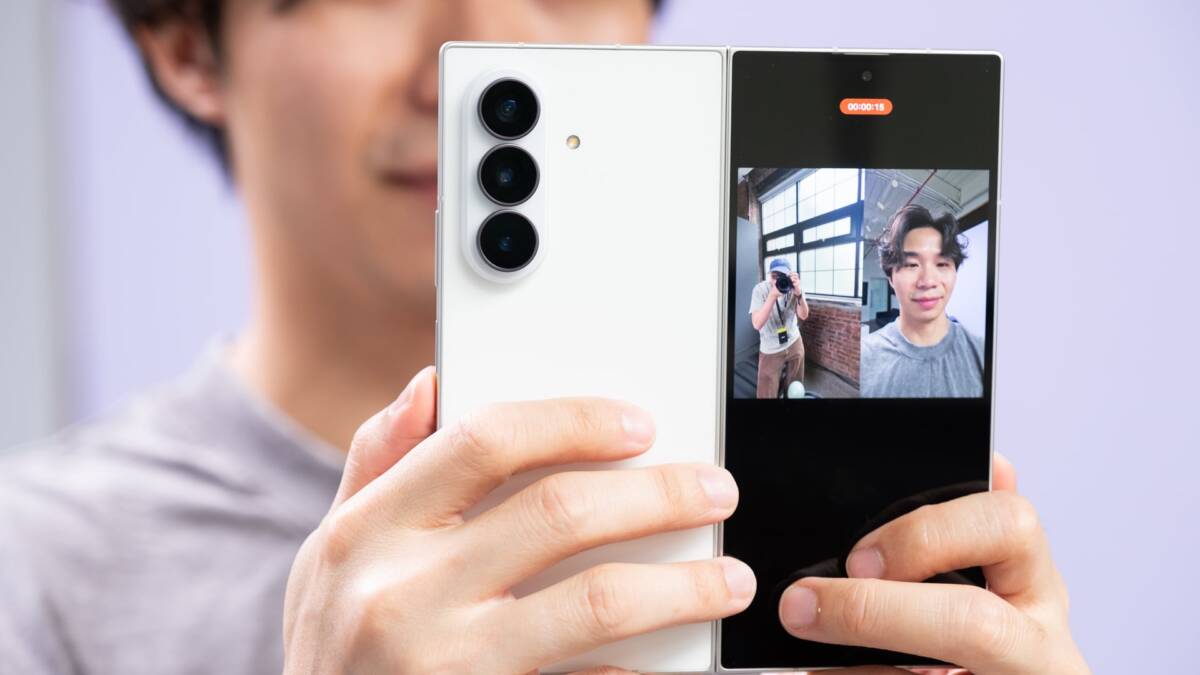 Человек делает селфи с Samsung Galaxy Fold 4
