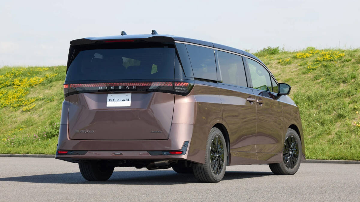 Новый Nissan Elgrand вернулся через 16 лет и сразу бросил вызов Toyota Alphard 7 Новый Nissan Elgrand вернулся через 16 лет и сразу бросил вызов Toyota Alphard