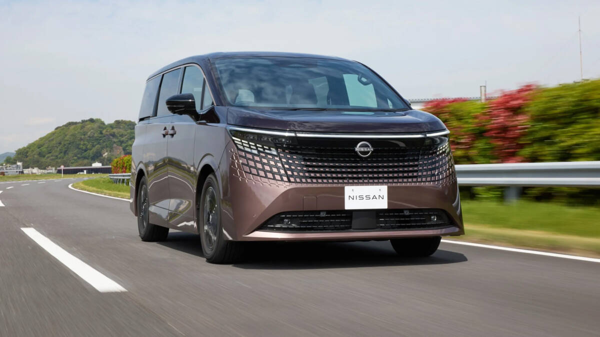 Этот черный электромобиль Nissan Elgrand на дороге