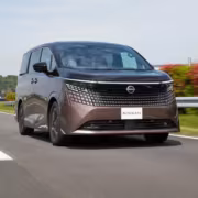 Новый Nissan Elgrand вернулся через 16 лет и сразу бросил вызов Toyota Alphard 7 Этот черный электромобиль Nissan Elgrand на дороге