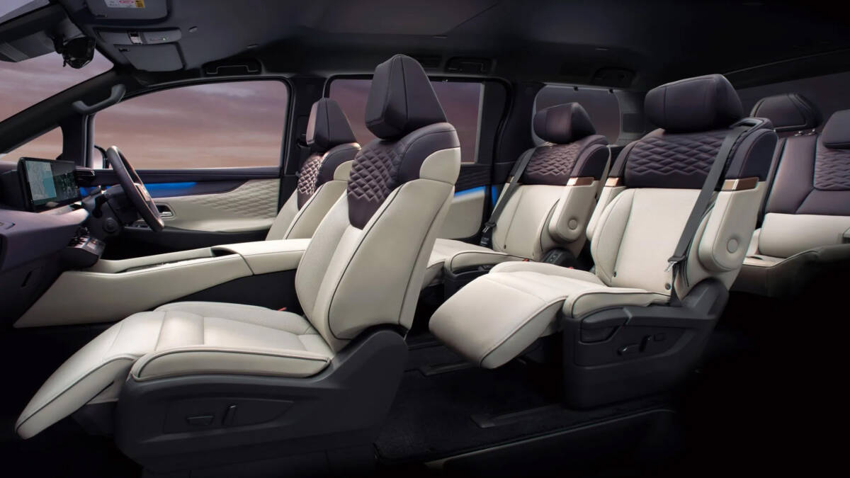 Новый Nissan Elgrand вернулся через 16 лет и сразу бросил вызов Toyota Alphard 8 Новый Nissan Elgrand вернулся через 16 лет и сразу бросил вызов Toyota Alphard