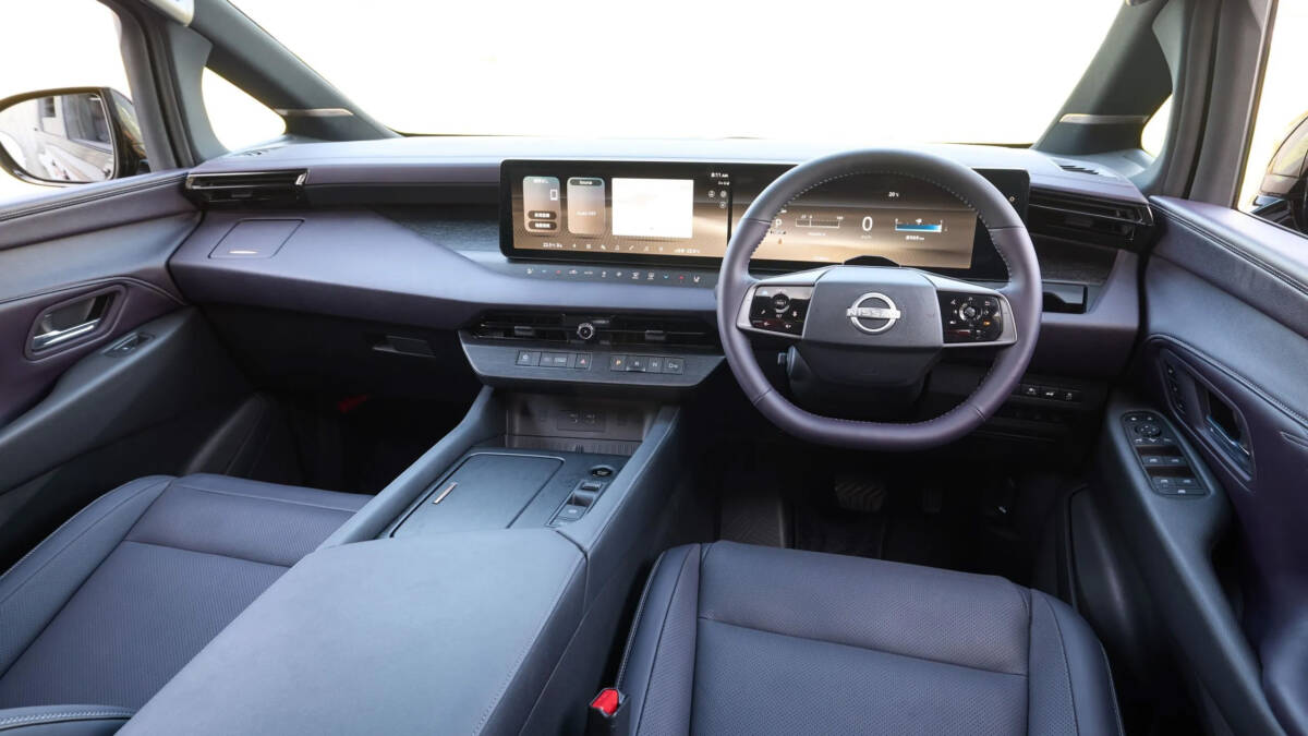 Новый Nissan Elgrand вернулся через 16 лет и сразу бросил вызов Toyota Alphard 11 Интерьер автомобиля Nissan Elgrand с цифровой панелью
