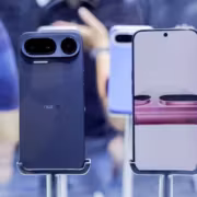 Nubia показала NaviX Ultra с ИИ-агентом на устройстве 4 Задняя и передняя части Nubia NaviX Ultra смартфона
