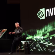 человек на сцене Nvidia с графическими картами Nvidia GeForce