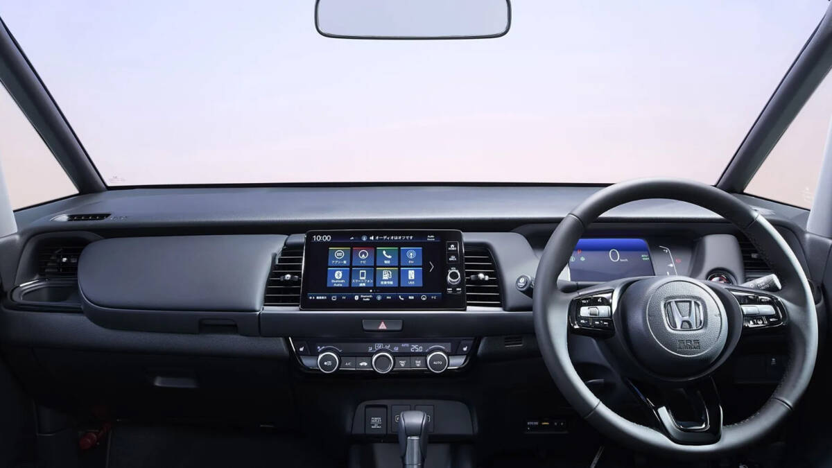 11,1 тыс. долларов за Honda Fit: хэтчбек обновили и добавили версии с 4WD 3 интерьер салона Honda Fit современный сенсорный дисплей