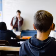 ученик слушает учителя в классе учебный процесс
