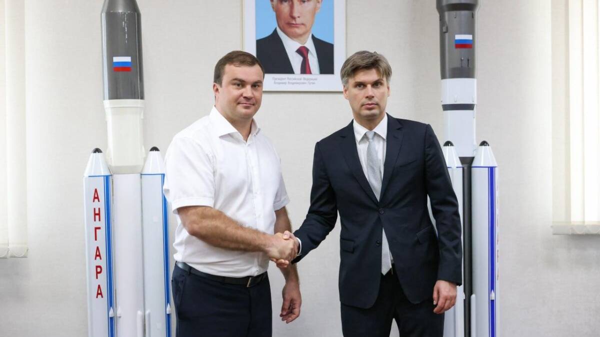 Два мужчины подписывают договор ракета Ангара-А5