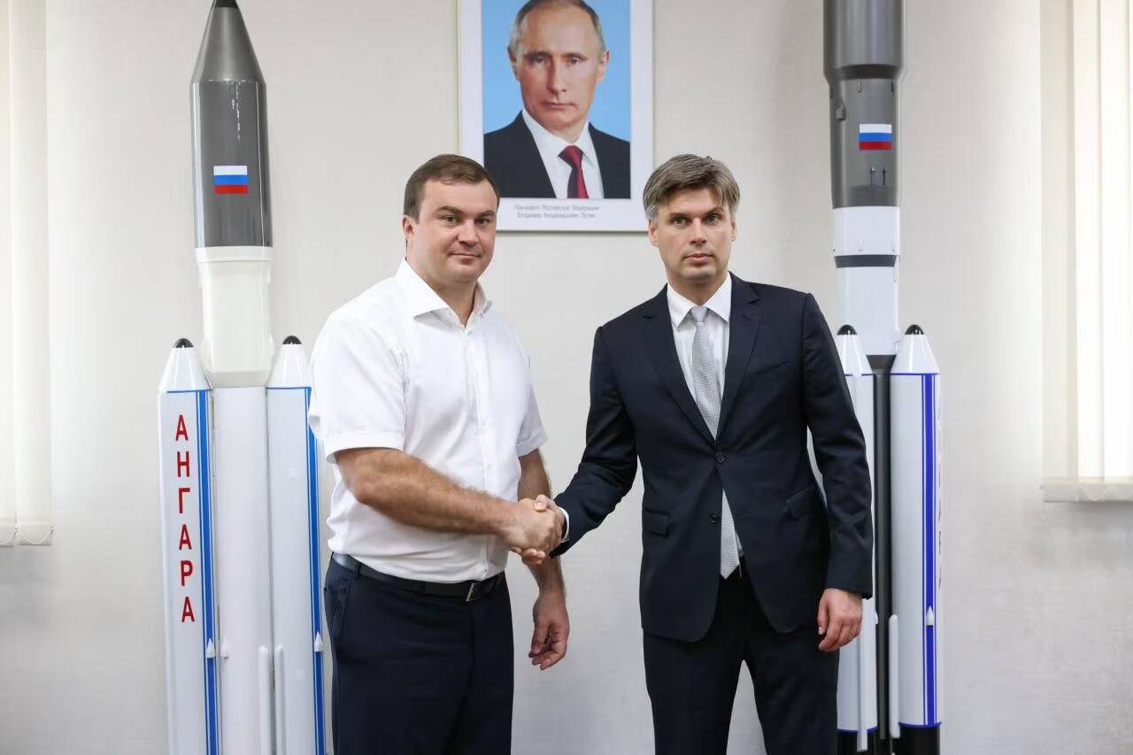 Омск заберёт «Ангару-А5»: производство ракеты полностью перенесут на «Полёт» 1 Два мужчины подписывают договор ракета Ангара-А5