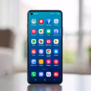 One UI 9 на базе Android 17 добралась до Galaxy A34 2 Смартфон Samsung Galaxy A34 с открытым домашним экраном