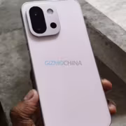 Смартфон OnePlus с крупной камерой и логотипом GIZMOCHINA