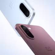 Два смартфона OnePlus N6x разной расцветки