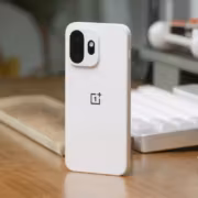 OnePlus переведёт активные устройства на ColorOS 17. Вот полный список 6 Белый смартфон OnePlus с двойной камерой