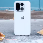 Смартфон OnePlus на улице среди осенних листьев