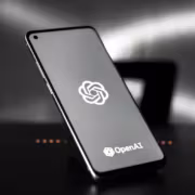 Смартфон с логотипом OpenAI на экране