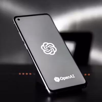 OpenAI готовит семейство устройств без клавиатуры 5 Смартфон с логотипом OpenAI на экране