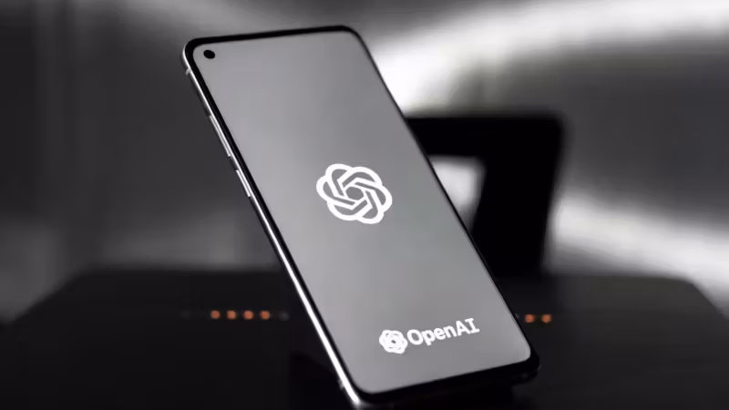 Смартфон с логотипом OpenAI на экране