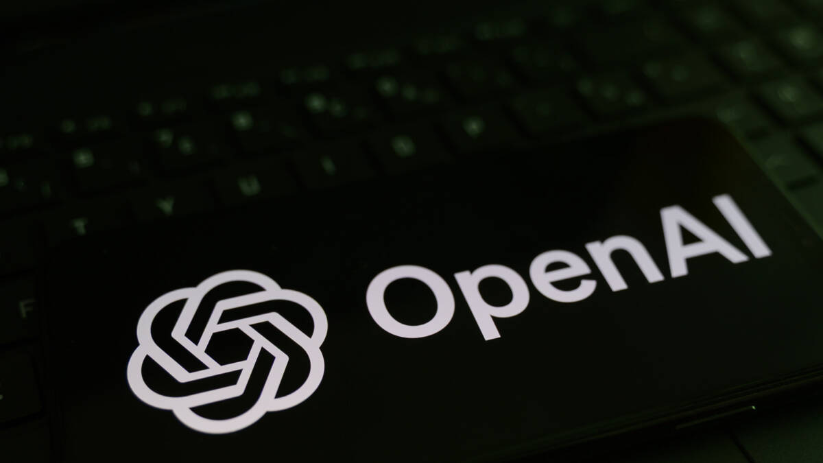 Экранированный логотип OpenAI на клавиатуре ноутбука