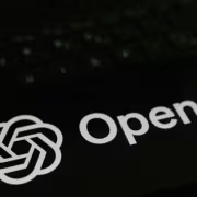 Экранированный логотип OpenAI на клавиатуре ноутбука