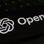 OpenAI раздаст бесплатные модели 100 000 исследователей через ChatGPT for Academic Researchers 3 Логотип OpenAI на затемнённой клавиатуре