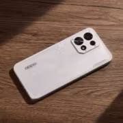 Oppo K15 получил 8000 мА•ч, три 50-Мп камеры и активное охлаждение 4 белый Oppo K15 на деревянной поверхности