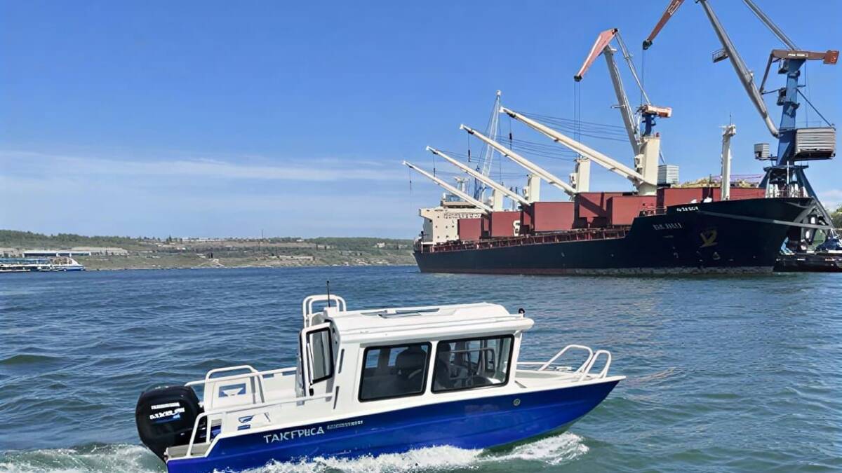 Осадка 25 см и эхолотный комплекс: Росморпорт получил лодку «Азимут»