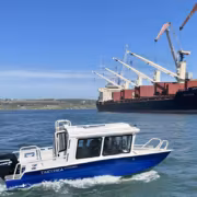 малогабаритная лодка Азимут на воде