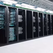 Особняк за $42 млн арестовали в Сингапуре по делу о контрабанде ускорителей Nvidia 10 Блоки серверов внутри дата-центра Nvidia