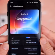 смартфон OnePlus 15 экран с информацией о системе OxygenOS