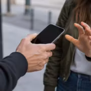 люди используют смартфон для переадресации звонков