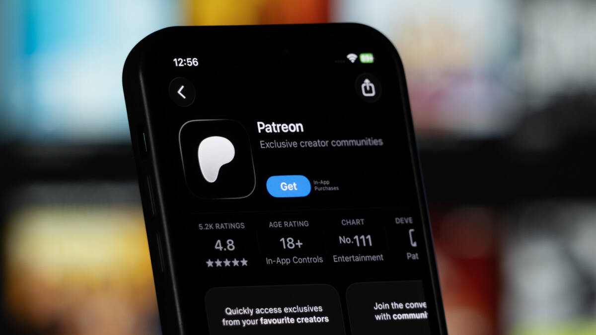 Patreon сократит 20% штата на фоне спора с ИИ и защиты авторов 1 Планшет с открытым приложением Patreon и кнопкой Get