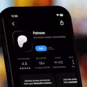Планшет с открытым приложением Patreon и кнопкой Get